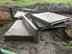Afzagen betonnen koker in de grond