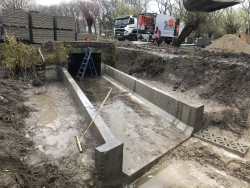 Afzagen betonnen koker in de grond